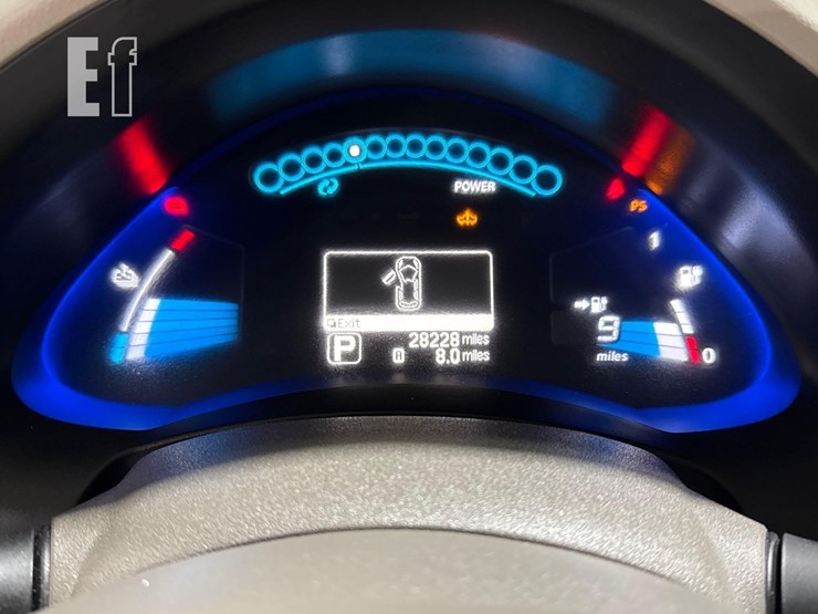 2011-nissan-leaf-image-15