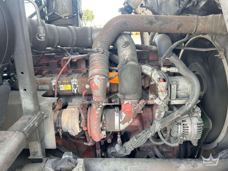 2017-peterbilt-320-image-8