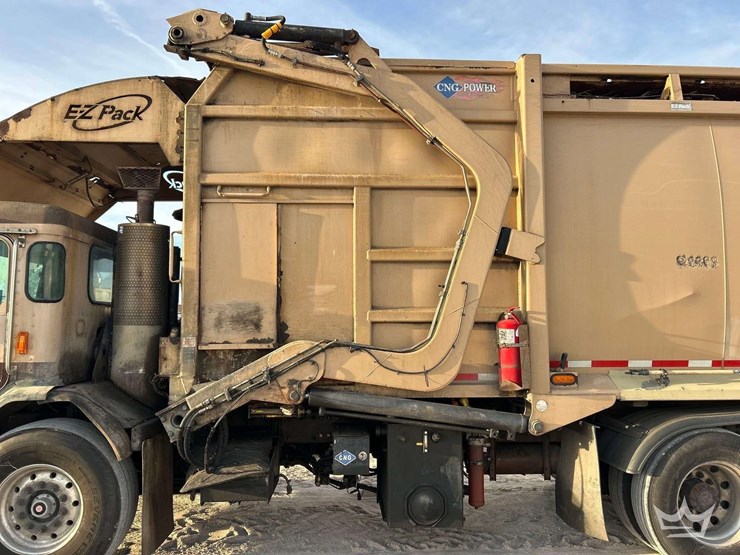 2018-peterbilt-320-image-9