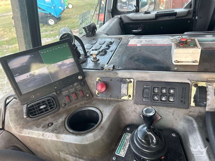 2018-peterbilt-320-image-18