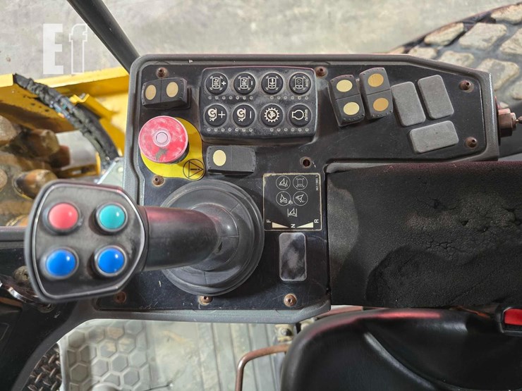 2012-caterpillar-cp56b-image-19