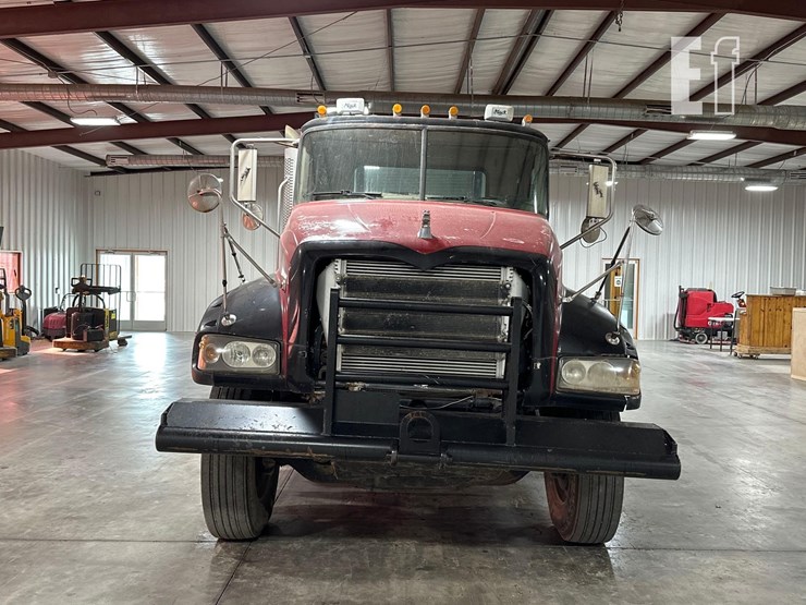 2012-mack-granite-gu713-image-7