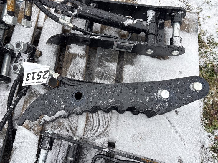 #2513-•-2025-unused-ir-hydraulic-thumb-clamp-image-1