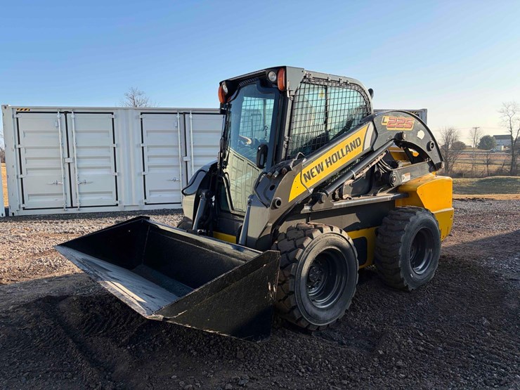2012-new-holland-l225-image-1