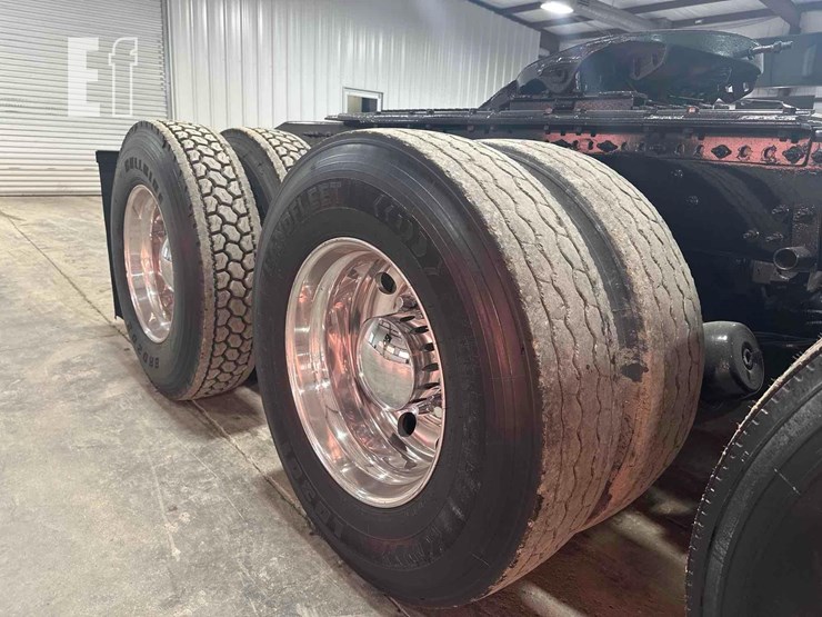 2012-mack-granite-gu813-image-19