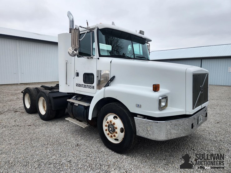 1995-white-wg64t-t/a-day-cab-truck-tractor-image-3