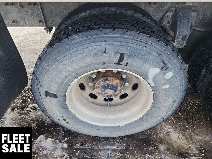 2011-peterbilt-348-image-13