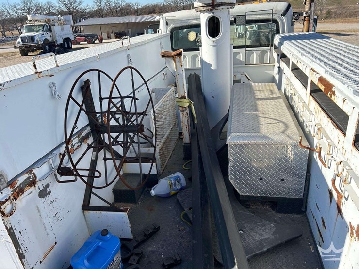 2013-freightliner-m2-bucket-truck-image-27