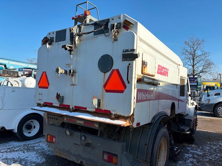 2008-freightliner-m2-106-image-5