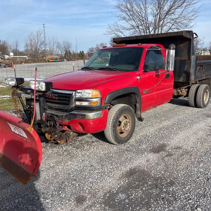 #1113 • 2004 GMC Sierra 4x4 w/9ft dump body & 8' Western Snow Blade