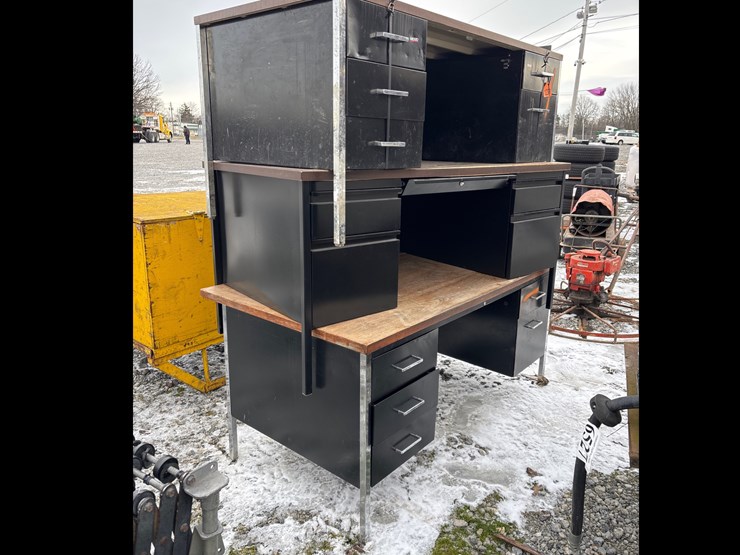 #6542-•-e1.-(3)-desks-image-2