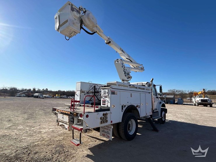 2013-freightliner-m2-bucket-truck-image-3