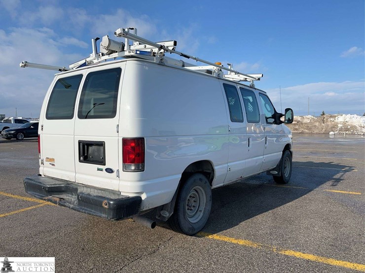 2013-ford-cargo-image-4