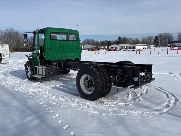 2024-freightliner-m2-106-image-6