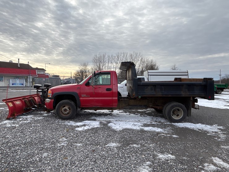 #1113-•-2004-gmc-sierra-pickup-truck-image-32