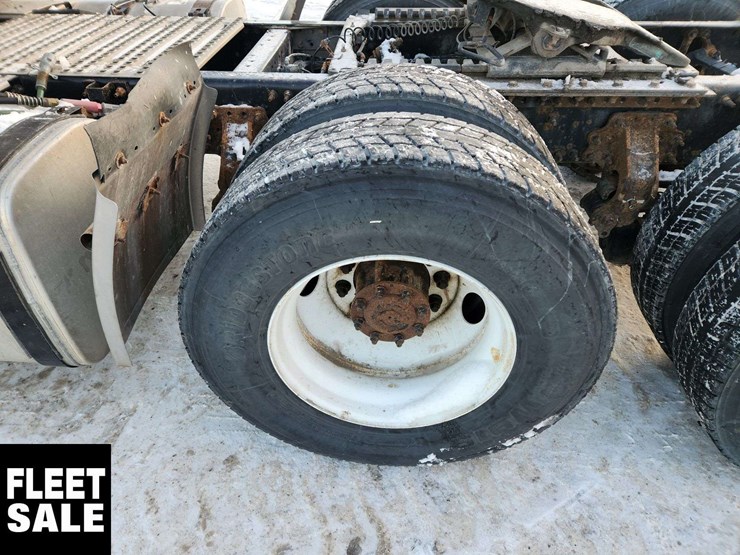 2015-volvo-vnl-t/a-day-cab-tractor-image-11