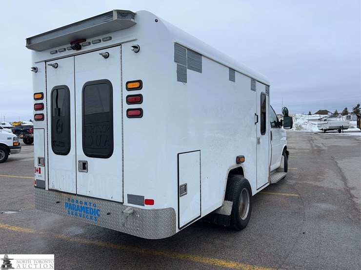 2016-chevrolet-express-g3500-image-3