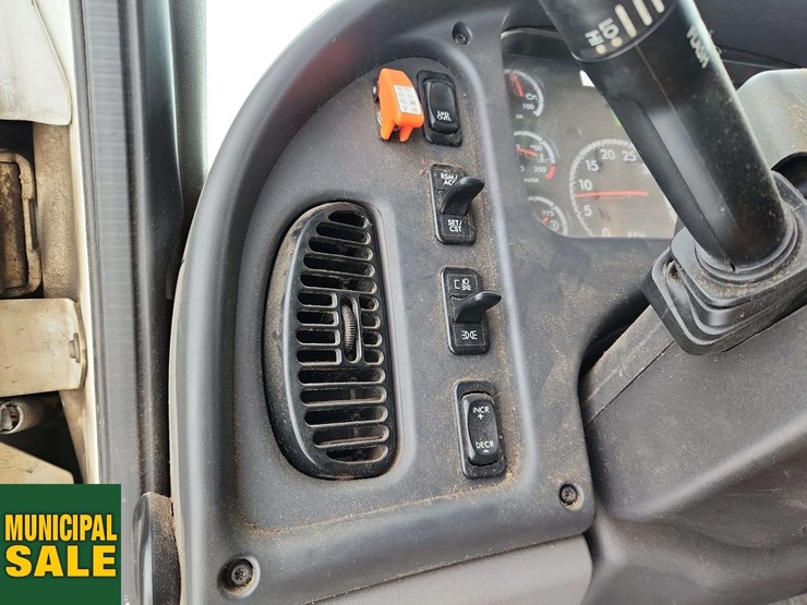 2016-freightliner-m2-106-image-18