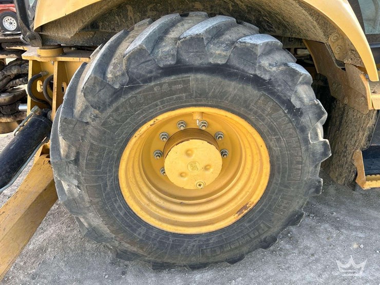 2015-caterpillar-backhoe-image-35