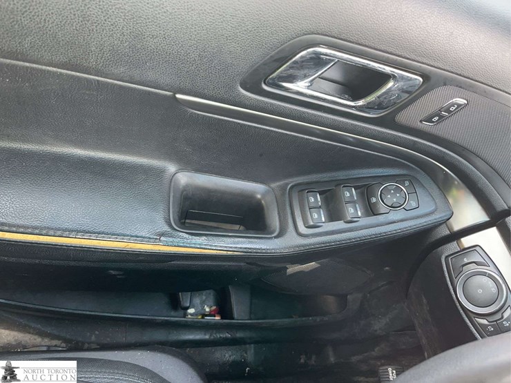 2017-ford-explorer-image-25