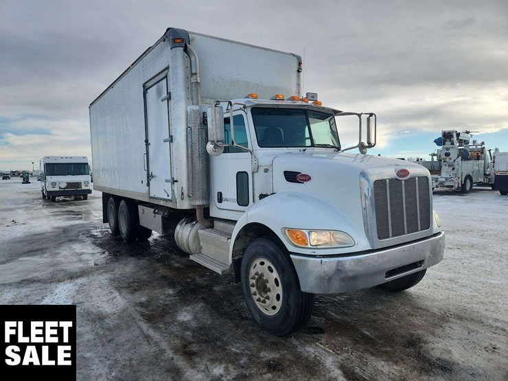 2011-peterbilt-348-image-2