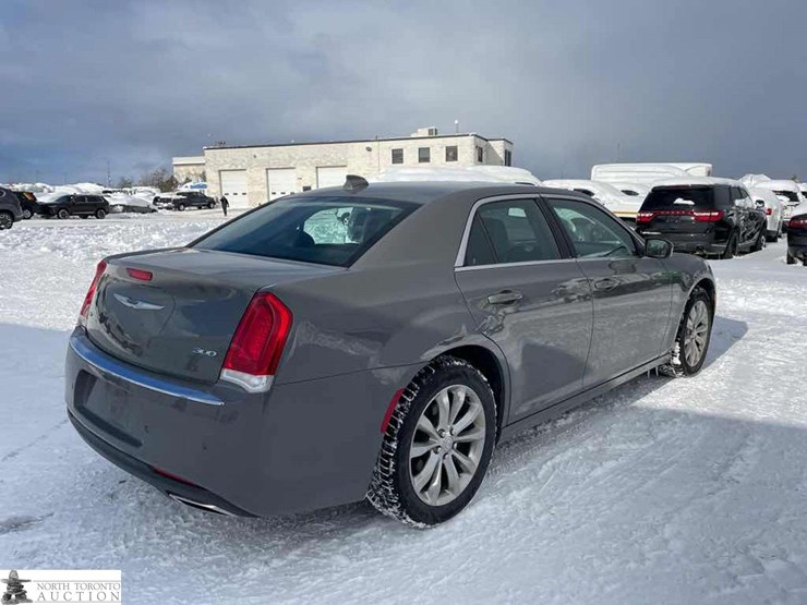 2018-chrysler-300-touring-image-4