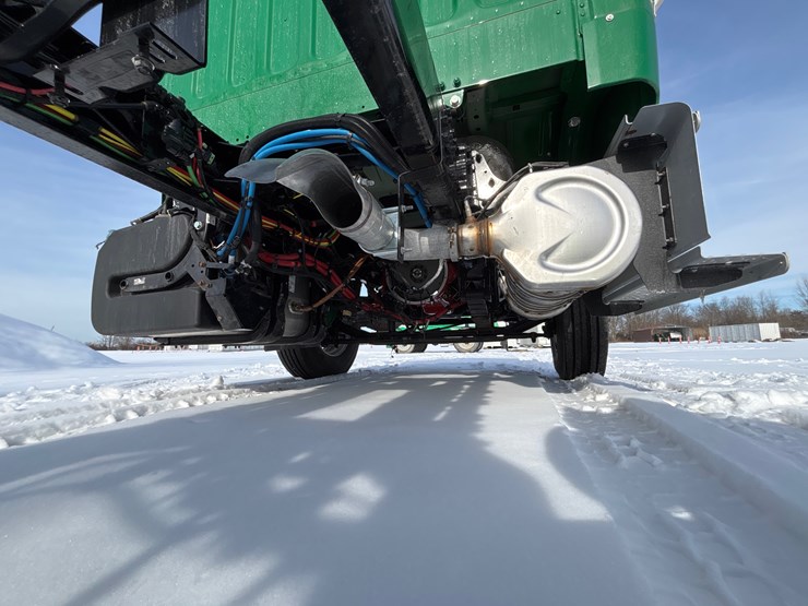 2024-freightliner-m2-106-image-21