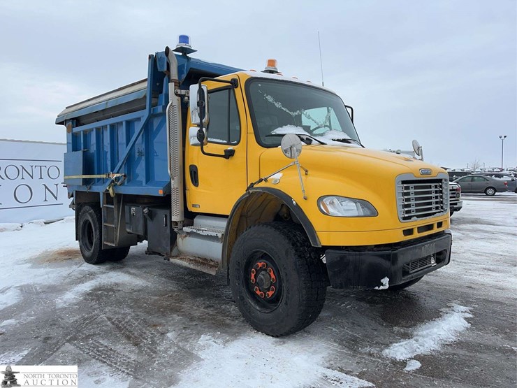 2011-freightliner-m2-106-image-4