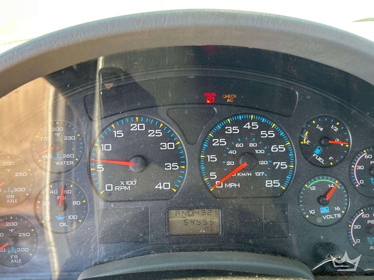 2006-international-bucket-truck-image-12