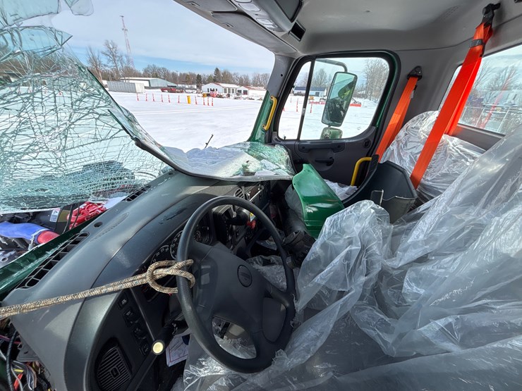 2024-freightliner-m2-106-image-14