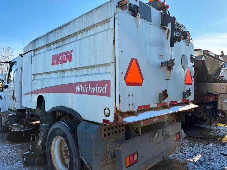 2008-freightliner-m2-106-image-6