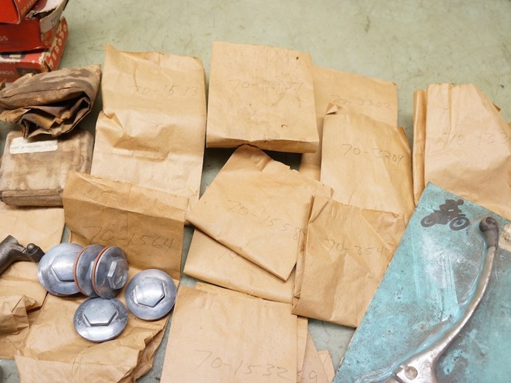 british---triumph-bsa-norton-miscellaneous-parts-lot-image-7