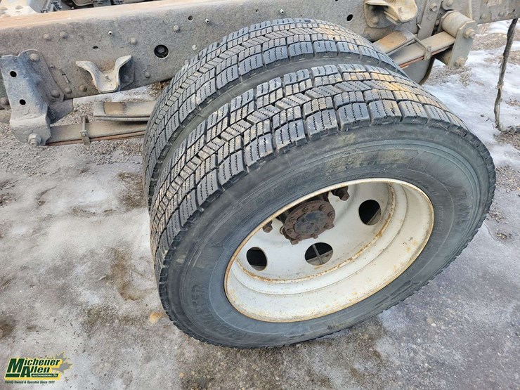 2017-isuzu-npr-image-8