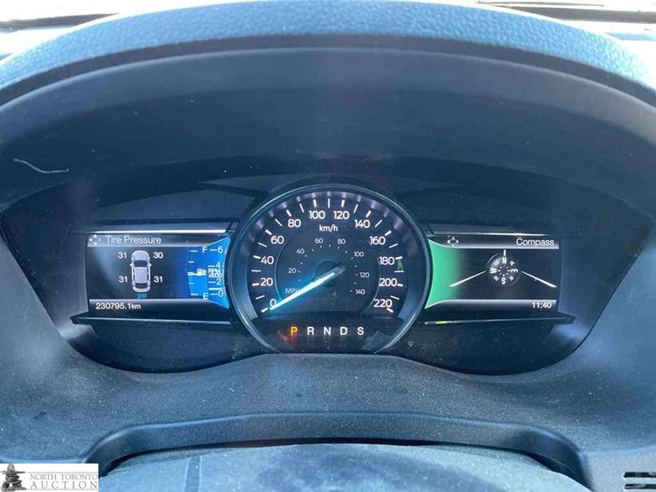 2017-ford-explorer-image-27