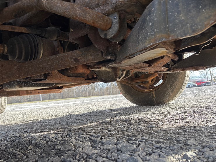 #1113-•-2004-gmc-sierra-pickup-truck-image-14