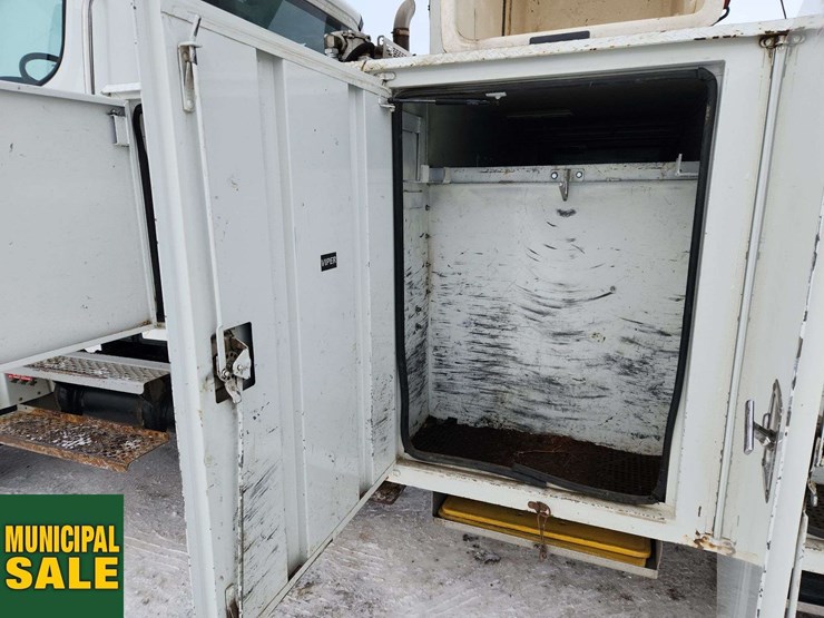 2016-freightliner-m2-106-image-28