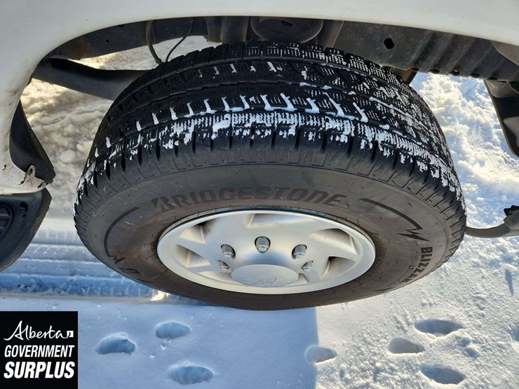 2014-ford-cargo-image-13