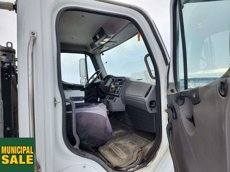 2016-freightliner-m2-106-image-15