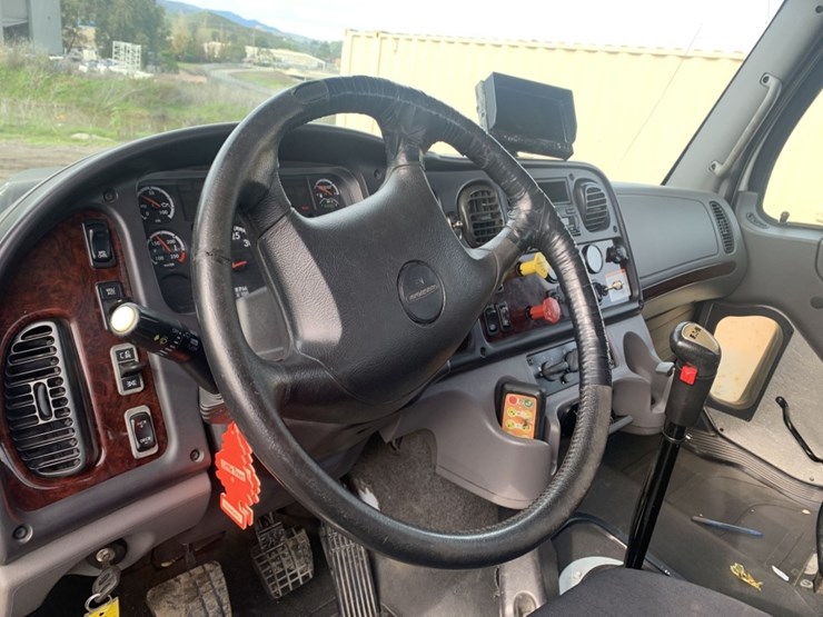 2016-freightliner-114sd-image-5