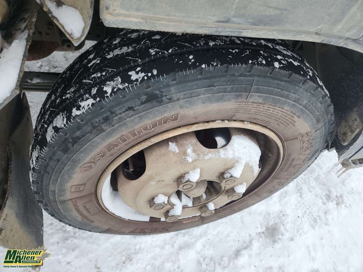 2004-gmc-w5500-image-14