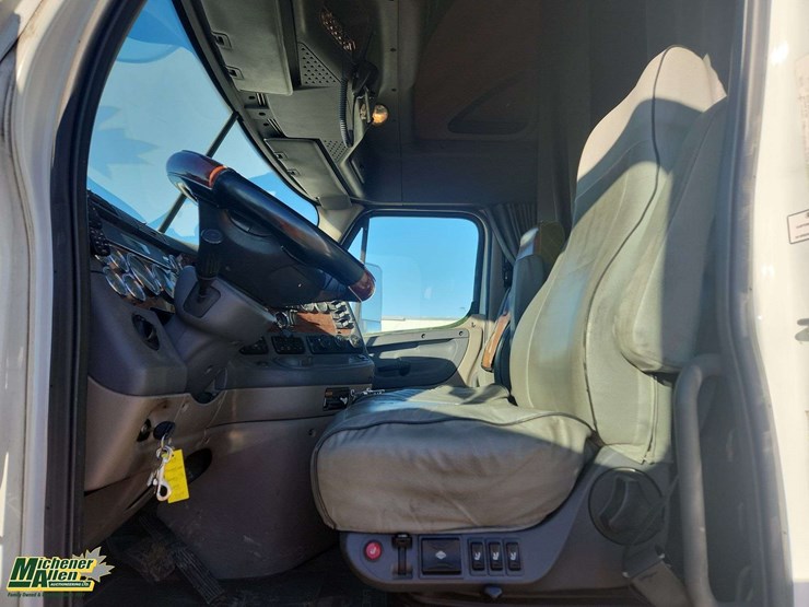2009-freightliner-cascadia-t/a-sleeper-tractor-image-16