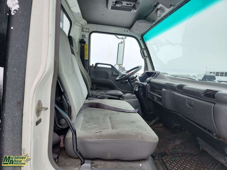 2004-gmc-w5500-image-18