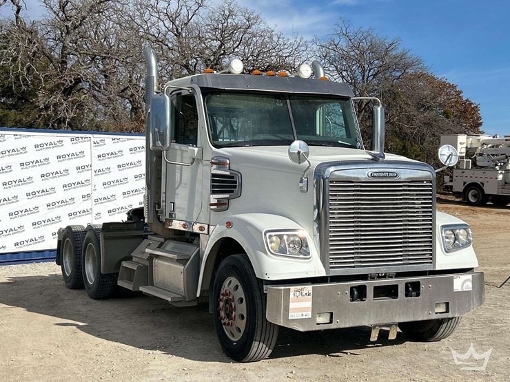 2015-freightliner-122sd-image-4