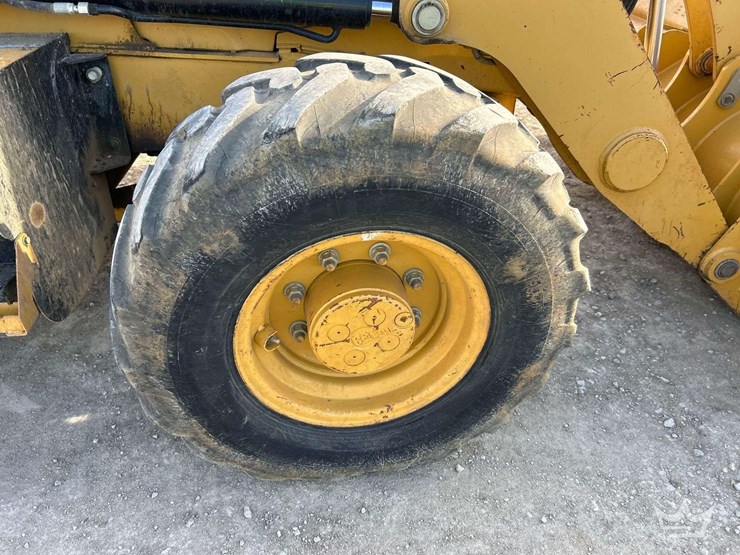 2015-caterpillar-backhoe-image-36