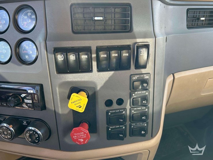 2017-peterbilt-567-image-16