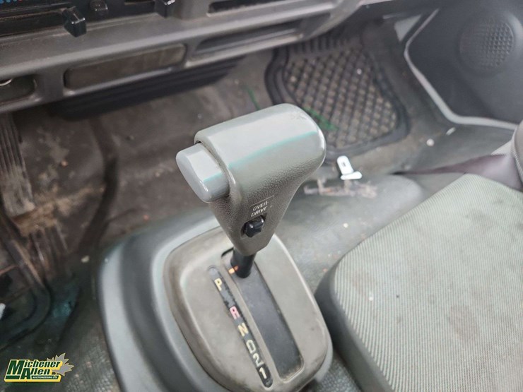 2004-gmc-w5500-image-21