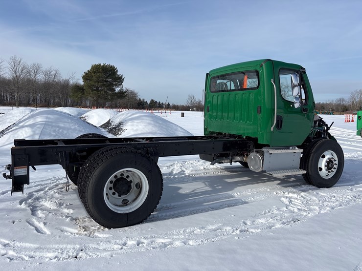 2024-freightliner-m2-106-image-4