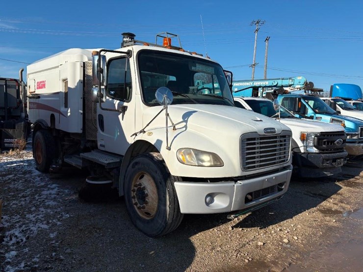 2008-freightliner-m2-106-image-2