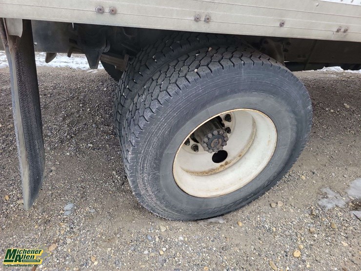 2006-freightliner-m2-106-image-9