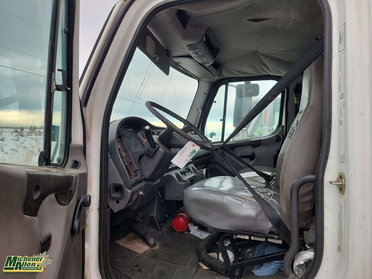 2006-freightliner-m2-106-image-11